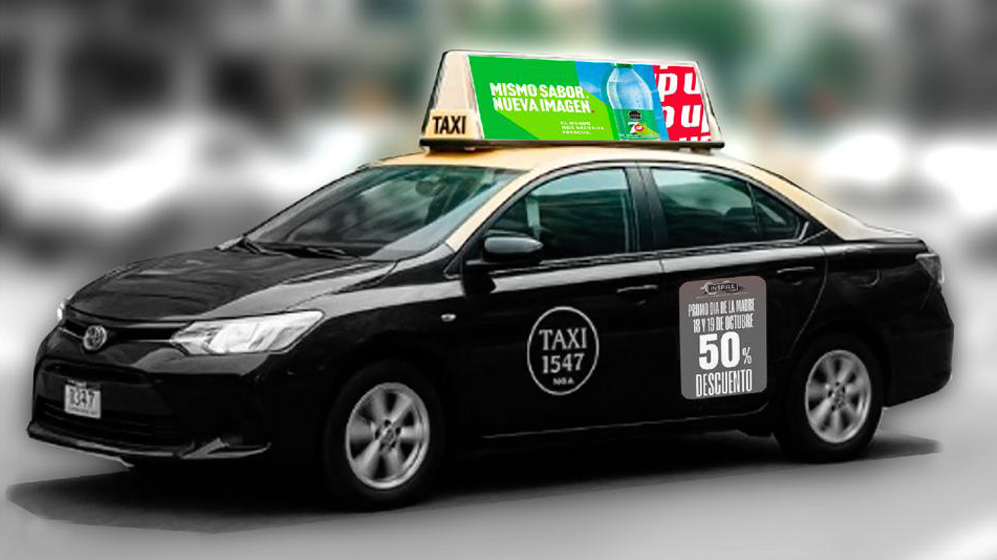 Panel luminoso en techo de taxi en Rosario