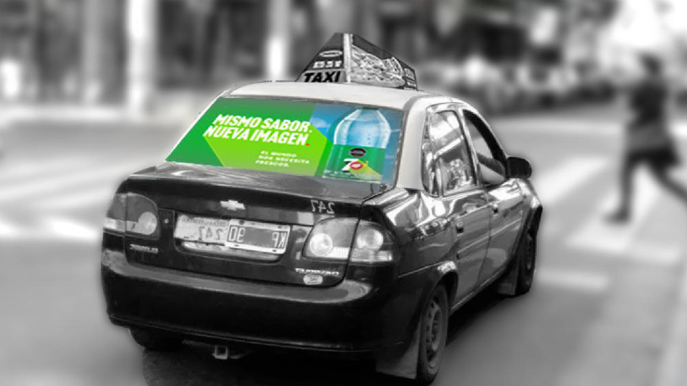 Publicidad en luneta trasera de taxi en Rosario